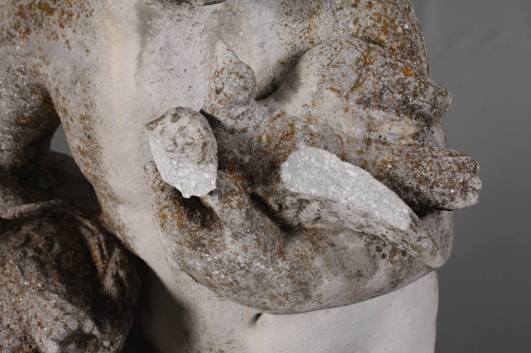 Gartenskulptur im BarockstilSteinguss, 20. Jh., ein Putto, der in der rechten Hand ein Taubennest - Bild 2 aus 4