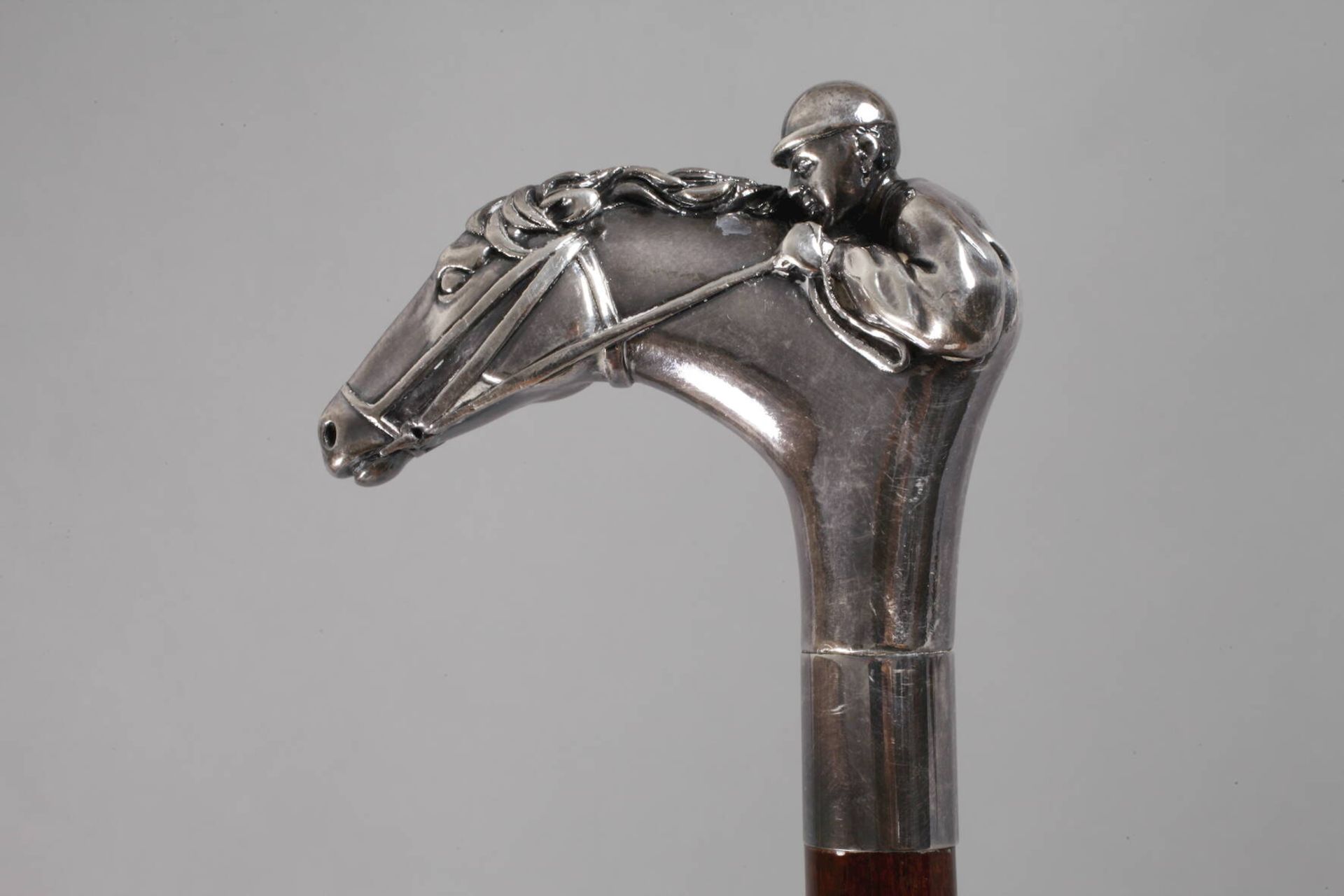 Spazierstock Silberum 1920, figürlich gearbeitetes Griffstück in Form eines Jockeys zu Pferd, Silber - Bild 4 aus 5