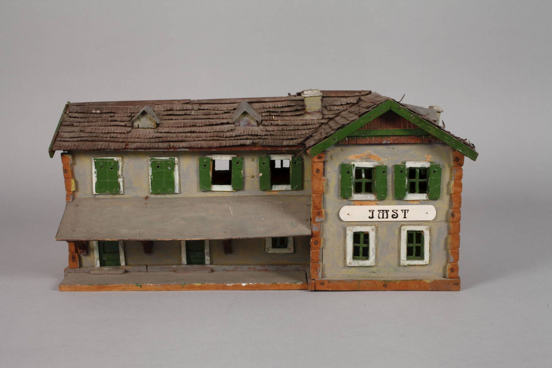 Modellbahnhof um 1900, ungemarkt, farbig gefasstes Holz und Blech, t-förmiger Gebäudekomplex mit - Image 4 of 6