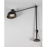 Wand-/Tischlampe Kaiser Idell1930er Jahre, gemarkt, geschwärztes Eisengehäuse mit Aluminiumschirm,