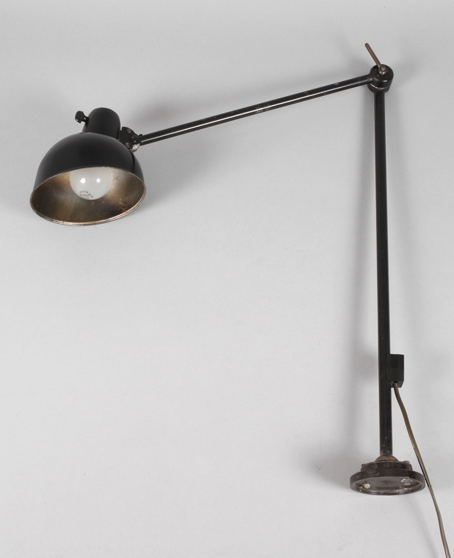 Wand-/Tischlampe Kaiser Idell1930er Jahre, gemarkt, geschwärztes Eisengehäuse mit Aluminiumschirm,