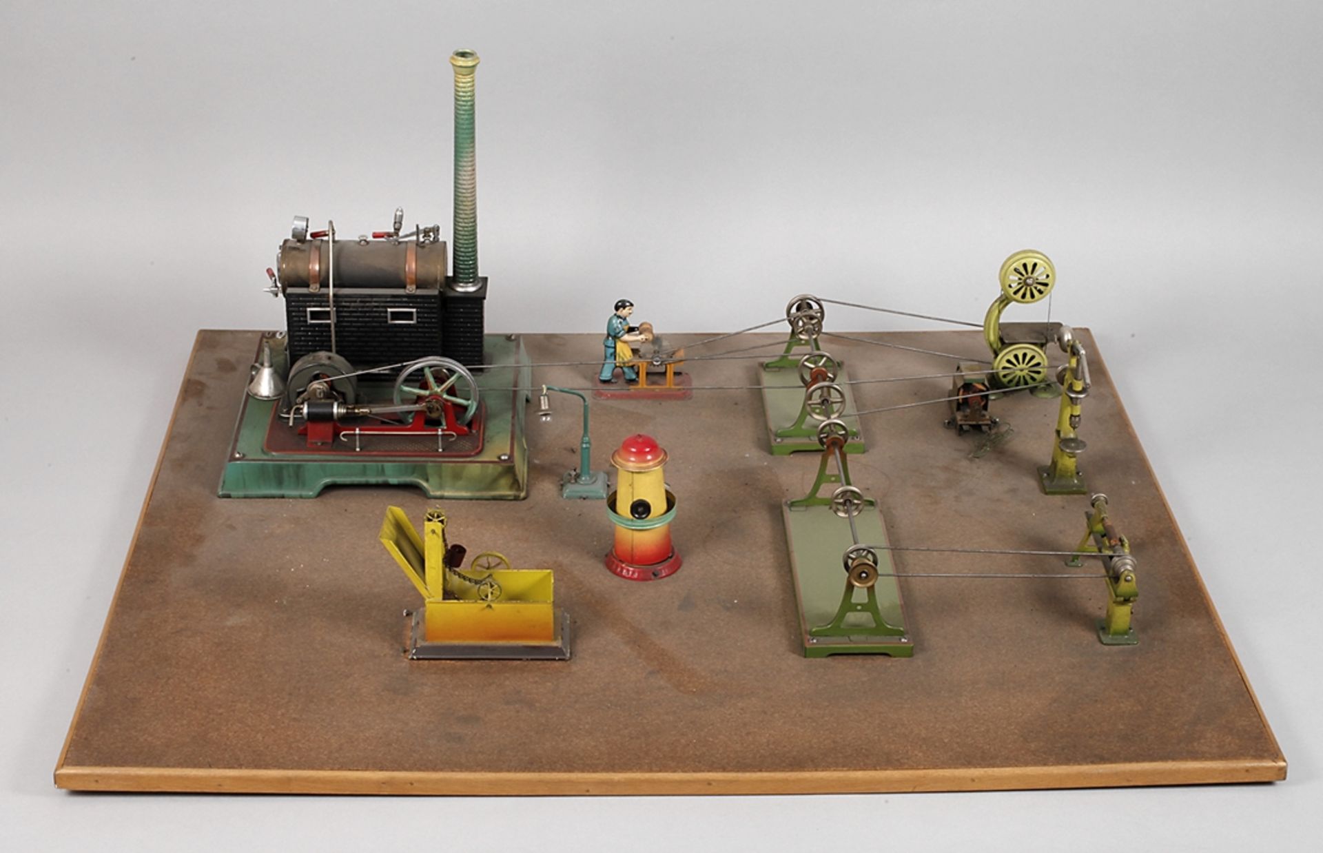 Märklin Dampfmaschine mit Zubehör1930er Jahre, teils gemarkt, Guss und Blech farbig gefasst bzw.