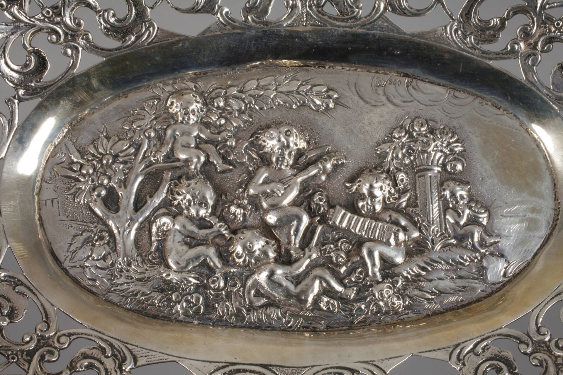 Silberschale mit musizierenden Putten20. Jh., gestempelt Halbmond, Krone, 800, ovale Form, Reste - Image 2 of 4