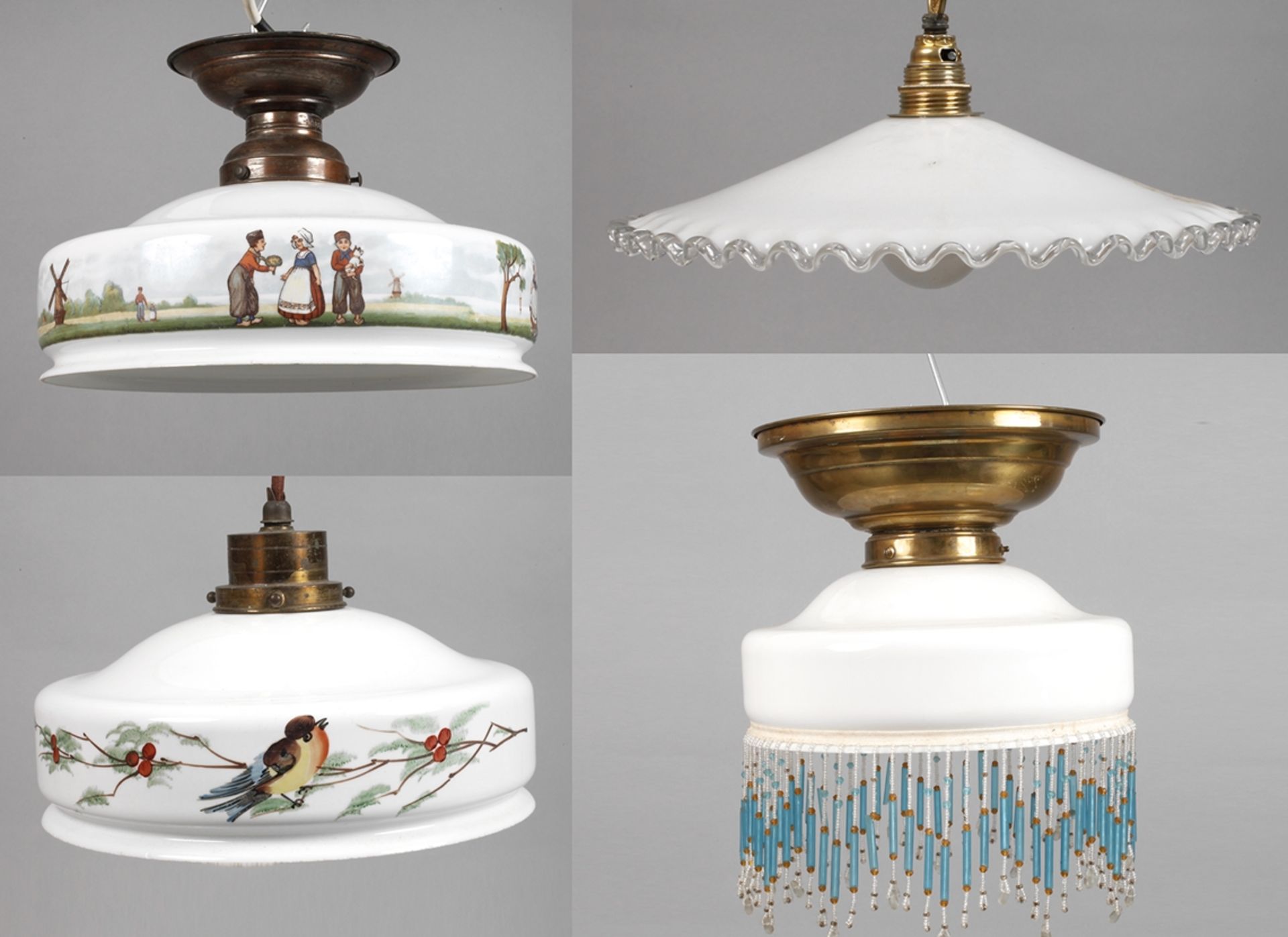 Vier Deckenlampenum 1910, Messingmontierungen mit abgehängten Schirmen aus Milchglas, einer mit