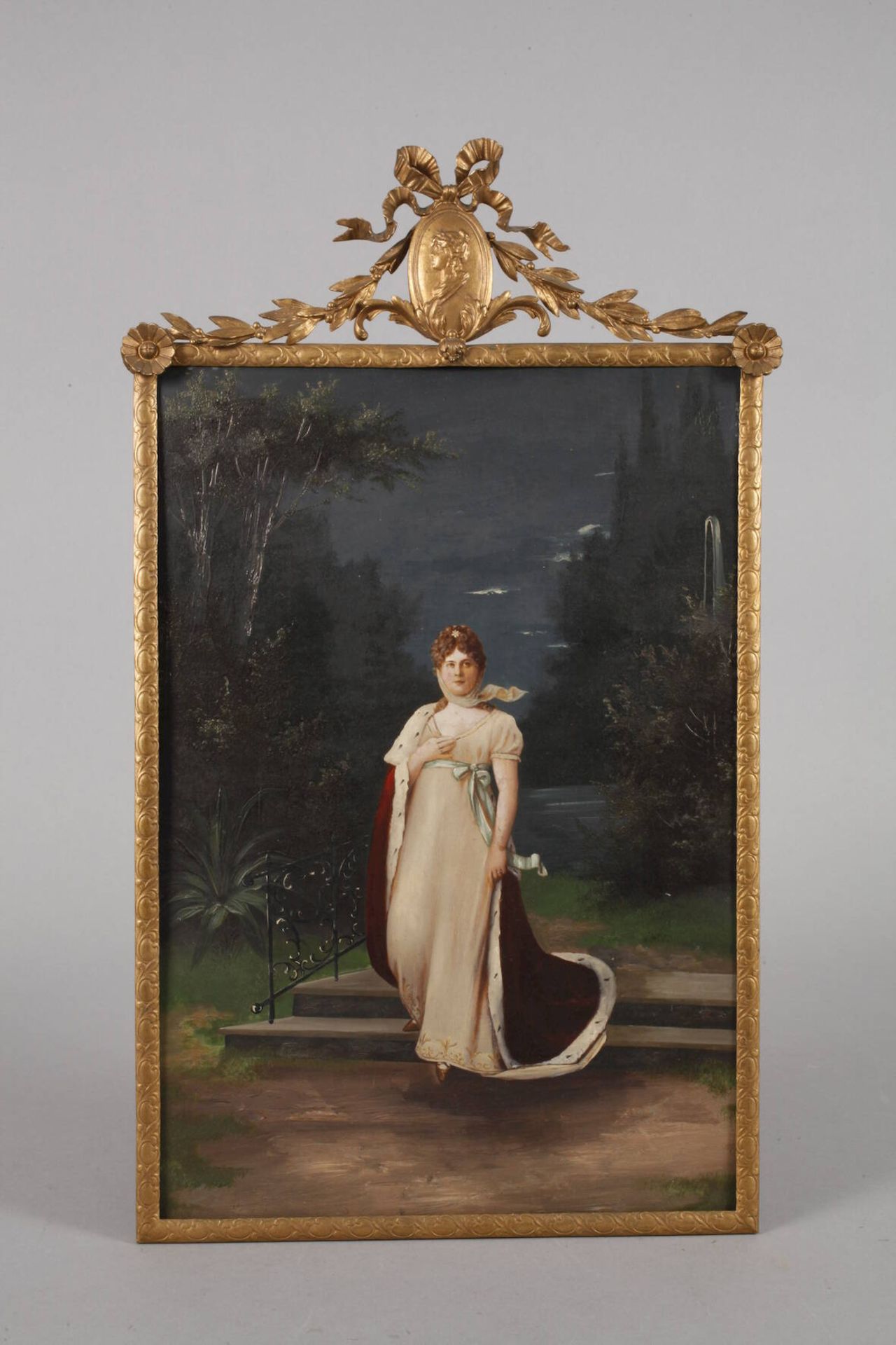 Neoklassizistischer Messingrahmenum 1900, bekrönt mit einer Plakette, darauf ein Damenportrait, oben - Bild 3 aus 3