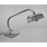 Tischlampe Art décowohl Frankreich, 1920er Jahre, verchromtes Metallgehäuse, facettierter Fuß mit