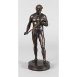 Fritz Heinemann, Schwertprüferum 1900, signiert, Bronze dunkel patiniert, athletischer Männerakt mit