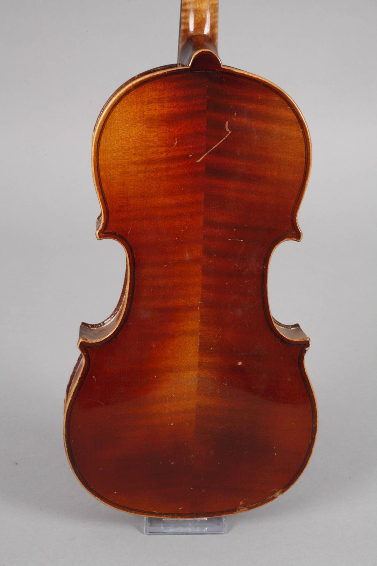 1/2 Violine um 1930, ohne Zettel, geteilter, kaum geflammter Boden im gelblich-braunen Lack, - Bild 3 aus 4