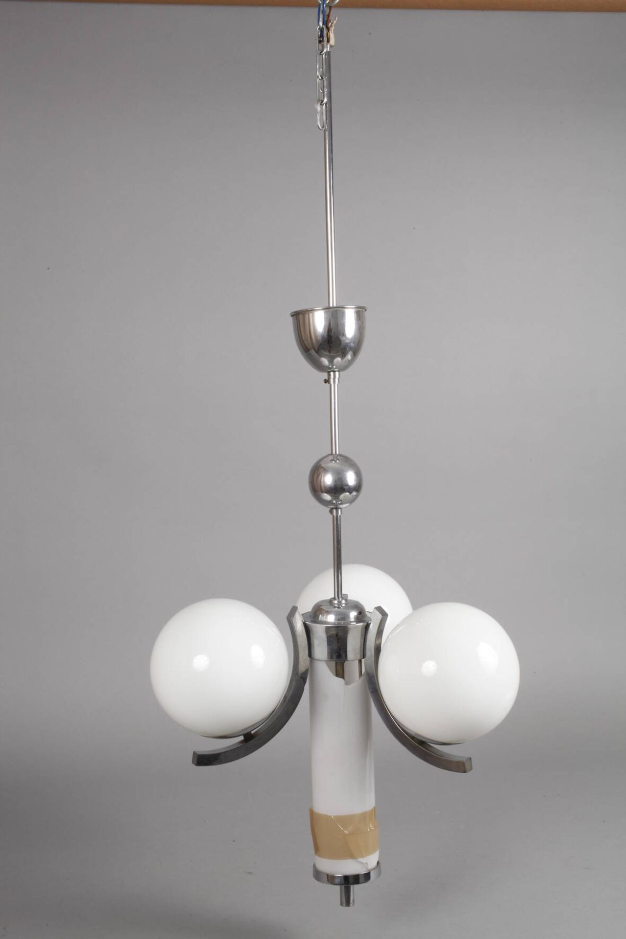 Drei Deckenlampen Art déco1920er Jahre, verchromte Metallgestänge mit jeweils drei kurzen, c- - Bild 7 aus 8