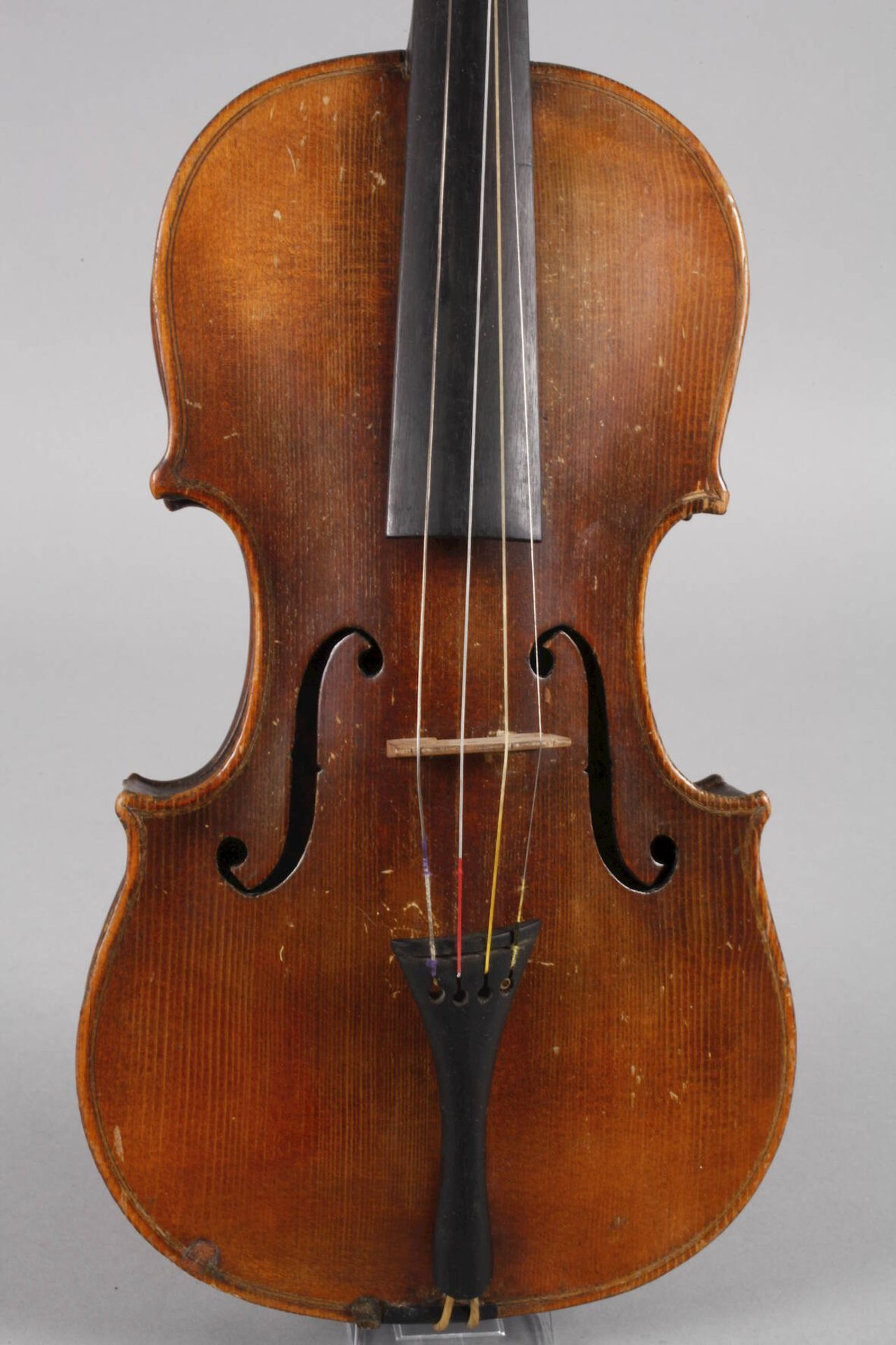 ViolineAnfang 20. Jh., ohne Zettel, ungeteilter, gleichmäßig geflammter Boden in braunem Lack, - Bild 2 aus 5