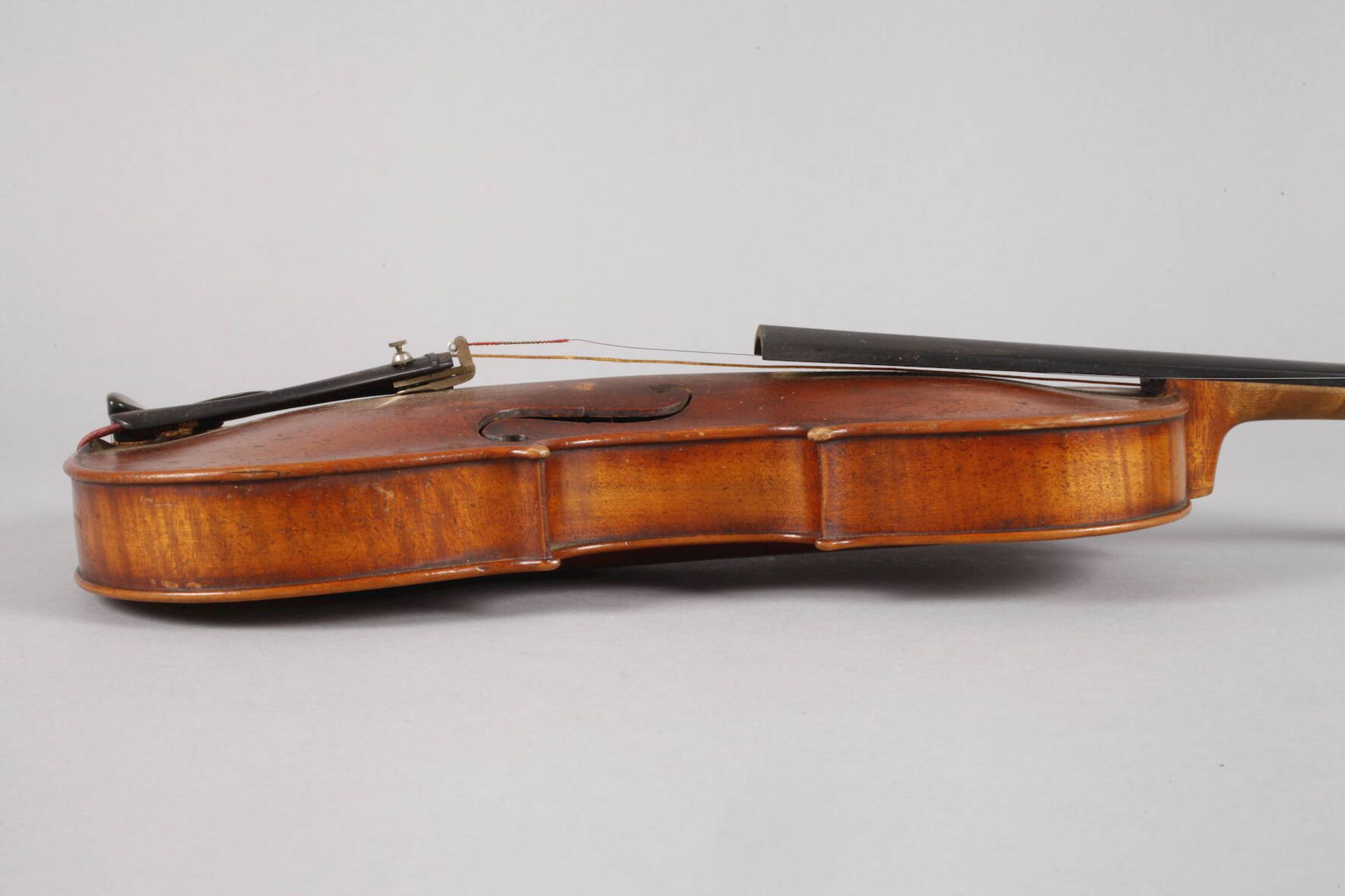 Violine im Etui1930er Jahre, ohne Klebezettel, rückseitig mit geritzten Initialen PSch, ungeteilter, - Bild 5 aus 6