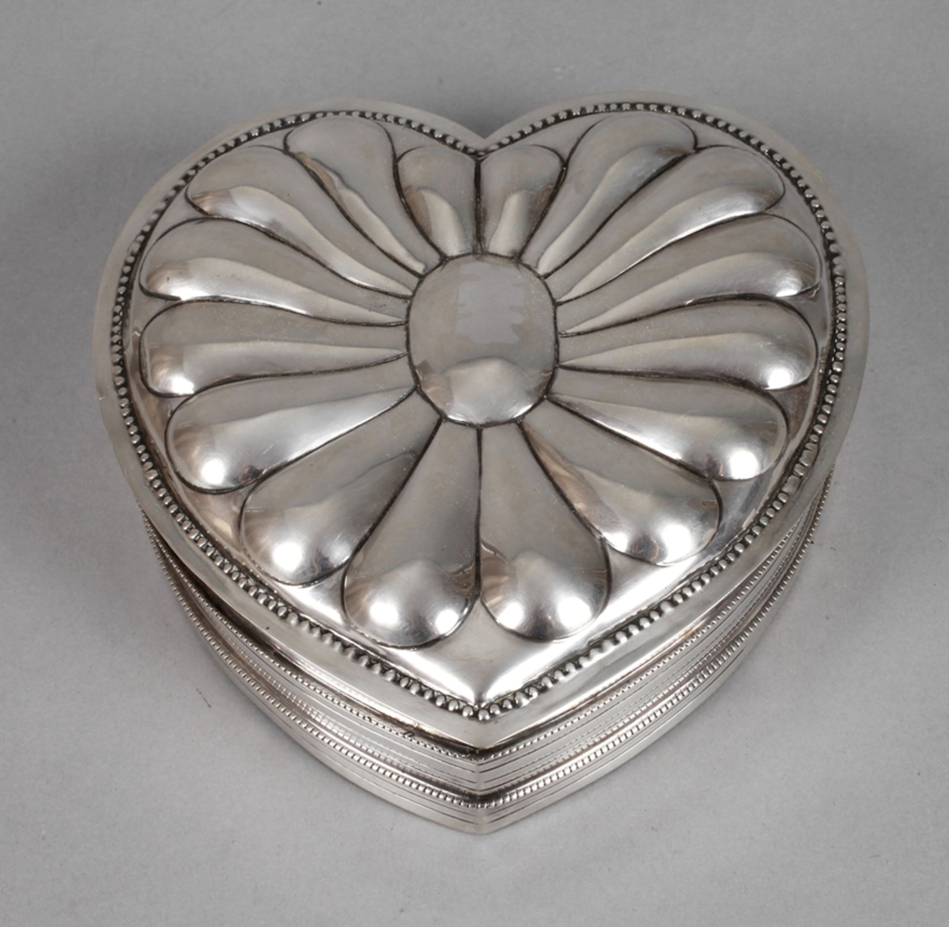 Silber Herzdoseum 1920, gestempelt Halbmond, Krone, 800, Herstellermarke Wilhelm Weinranck/Hanau,