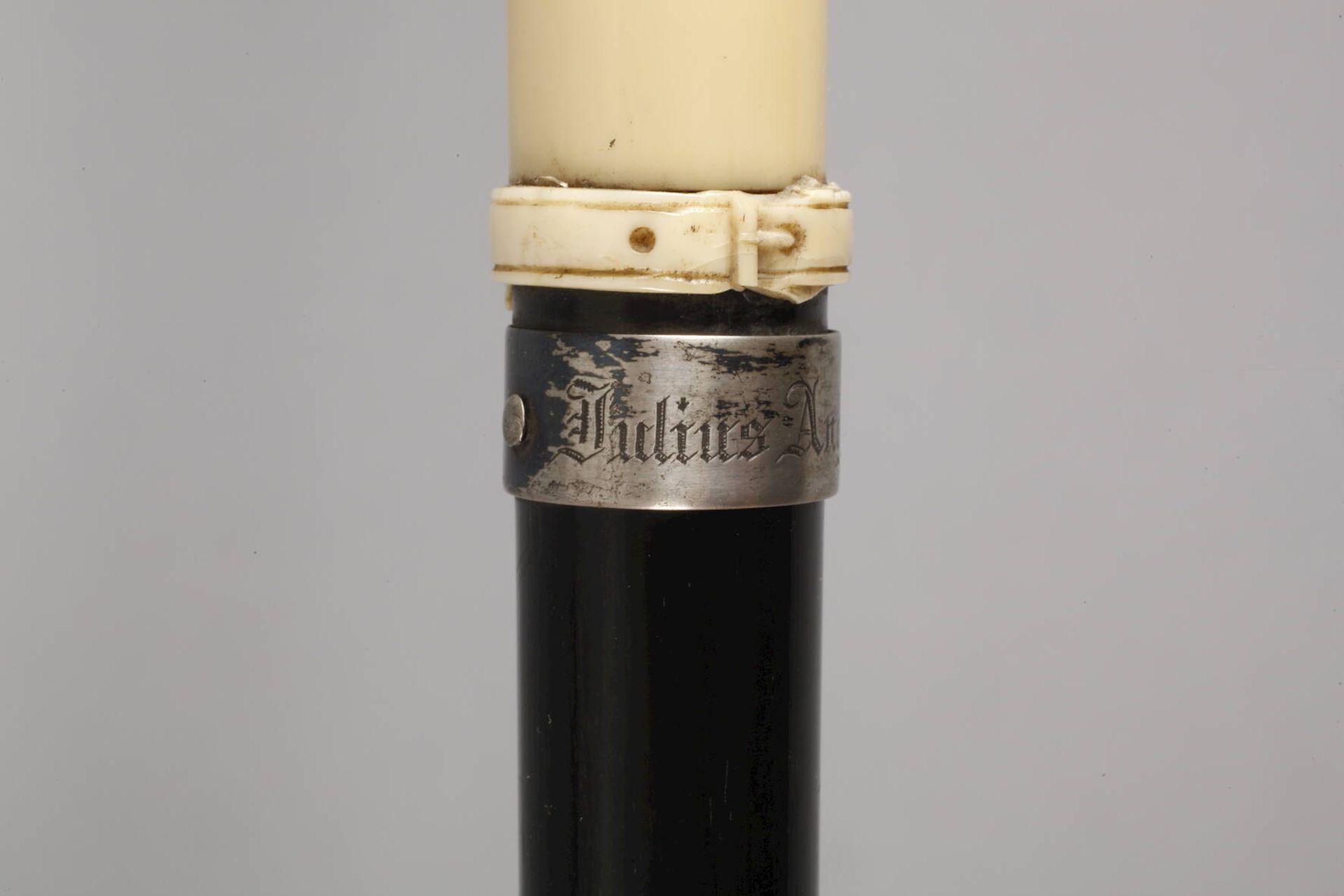 Spazierstock Elfenbeinum 1890, zweiteilig gefertigtes, abgekantetes Griffstück aus Elfenbein, mit - Bild 4 aus 5