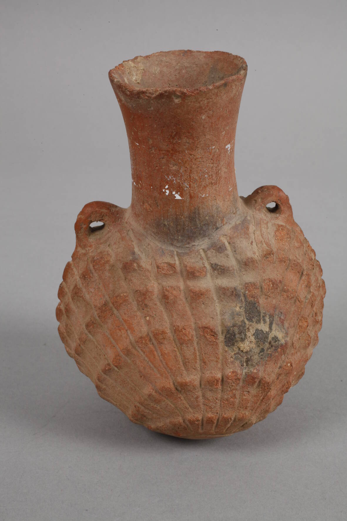 Sammlung präkolumbische Gefäßeeine Flasche mit figürlicher Applikation, eine dergleichen mit - Bild 14 aus 21