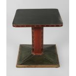 Rauchtisch Jugendstilum 1905, niedriges Tischchen auf quadratischem Fuß, Messingstoßleiste, grüne