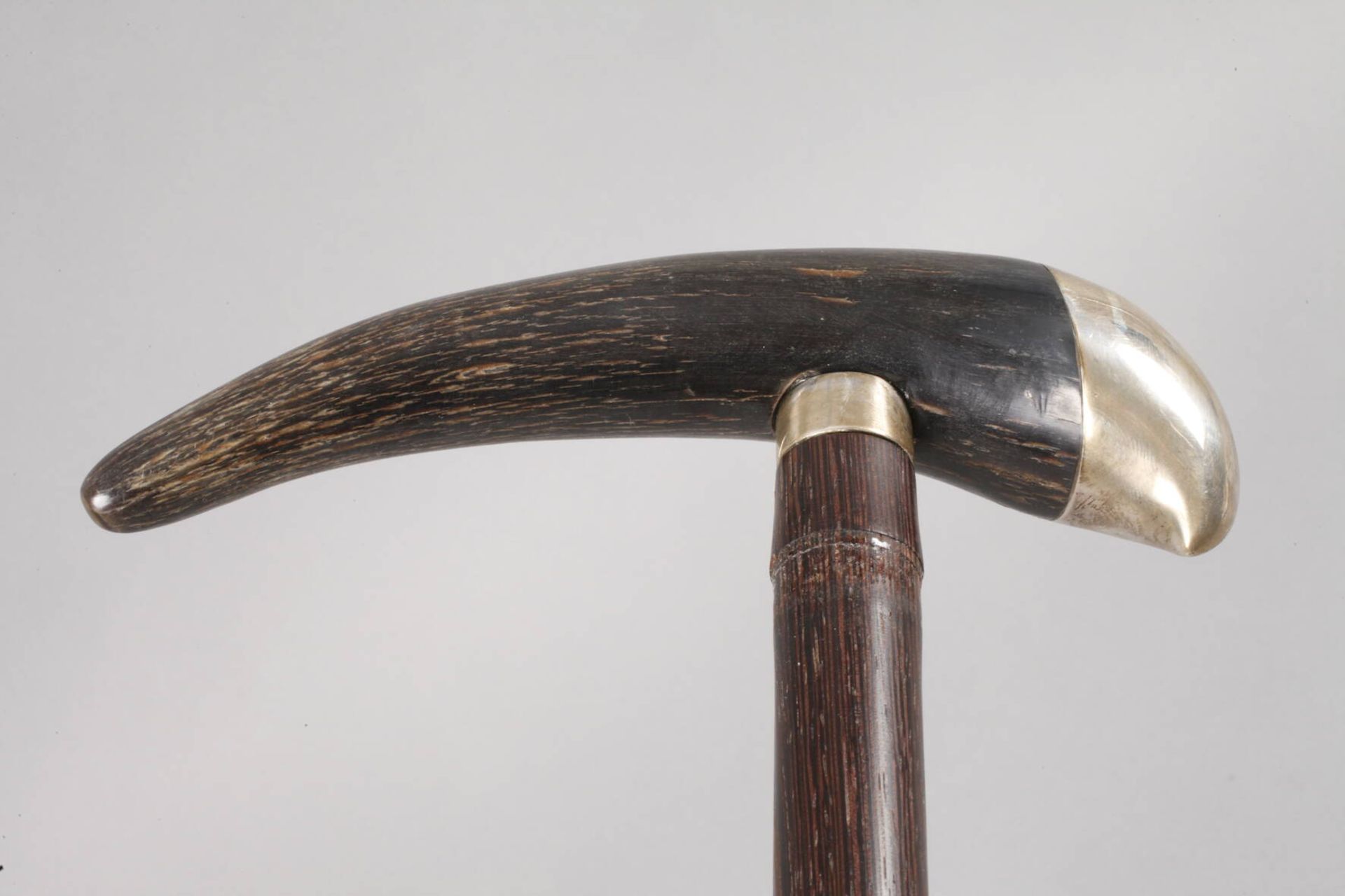 Spazierstock HornAnfang 20. Jh., das Griffstück aus Horn gefertigt, Silbermontierung ungestempelt, - Bild 3 aus 3