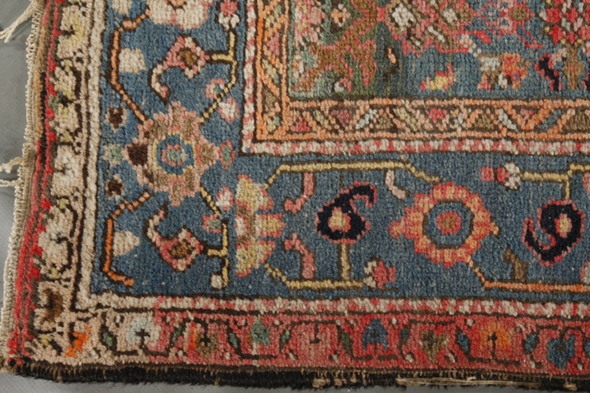 Teppich Iran2. Hälfte 20. Jh., floral komplett durchmustertes Modell in Rot-, Blau- und Gelbtönen, - Bild 2 aus 3