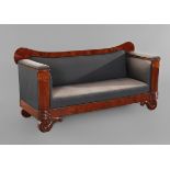 Sofa Biedermeiermahagonifurniert, teilweise massiv, um 1820, die Seitenteile leicht gebaucht, mit