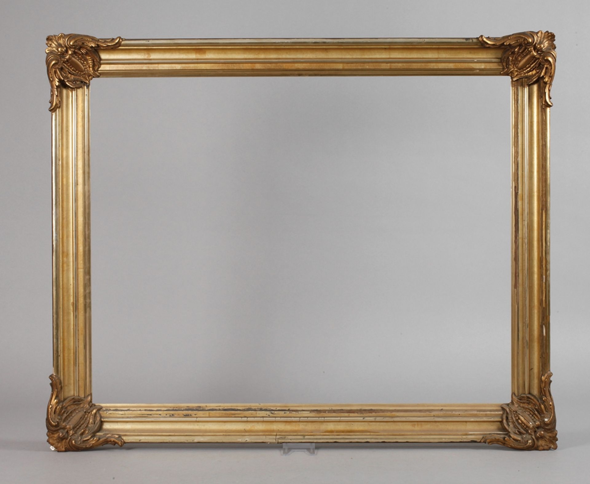 Rahmen Spätbiedermeierum 1860, profiliert und blattvergoldet, verziert mit aufgelegten Ecken,