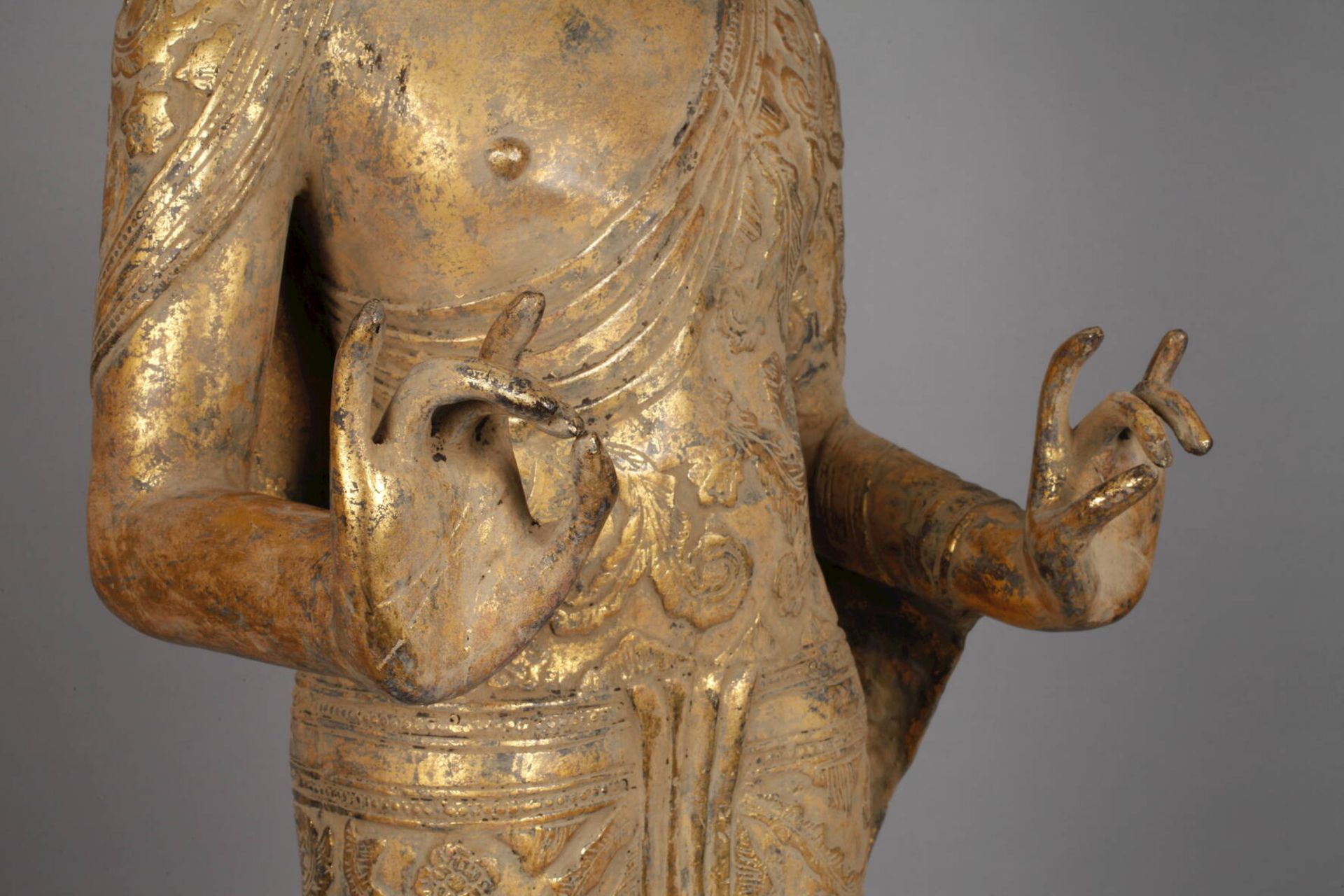 Großer stehender Buddha20. Jh., ungemarkt, Bronze dunkel patiniert und vergoldet, auf - Bild 4 aus 9