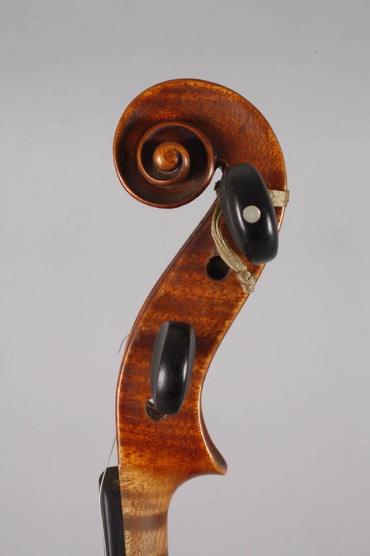 Violine im Etui1930er Jahre, ohne Klebezettel, rückseitig mit geritzten Initialen PSch, ungeteilter, - Bild 4 aus 6
