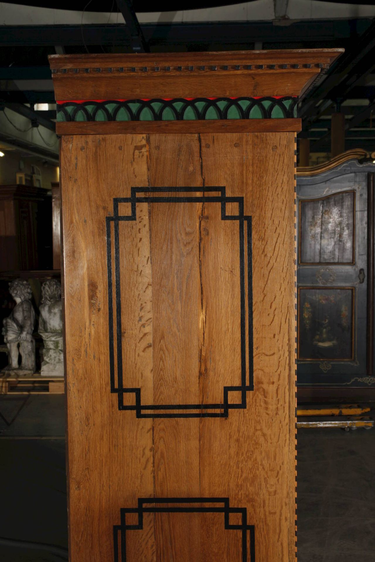 DielenschrankEiche massiv, 1. Hälfte 19. Jh., zerlegbarer zweitüriger Schrank mit ornamentalen - Bild 6 aus 10