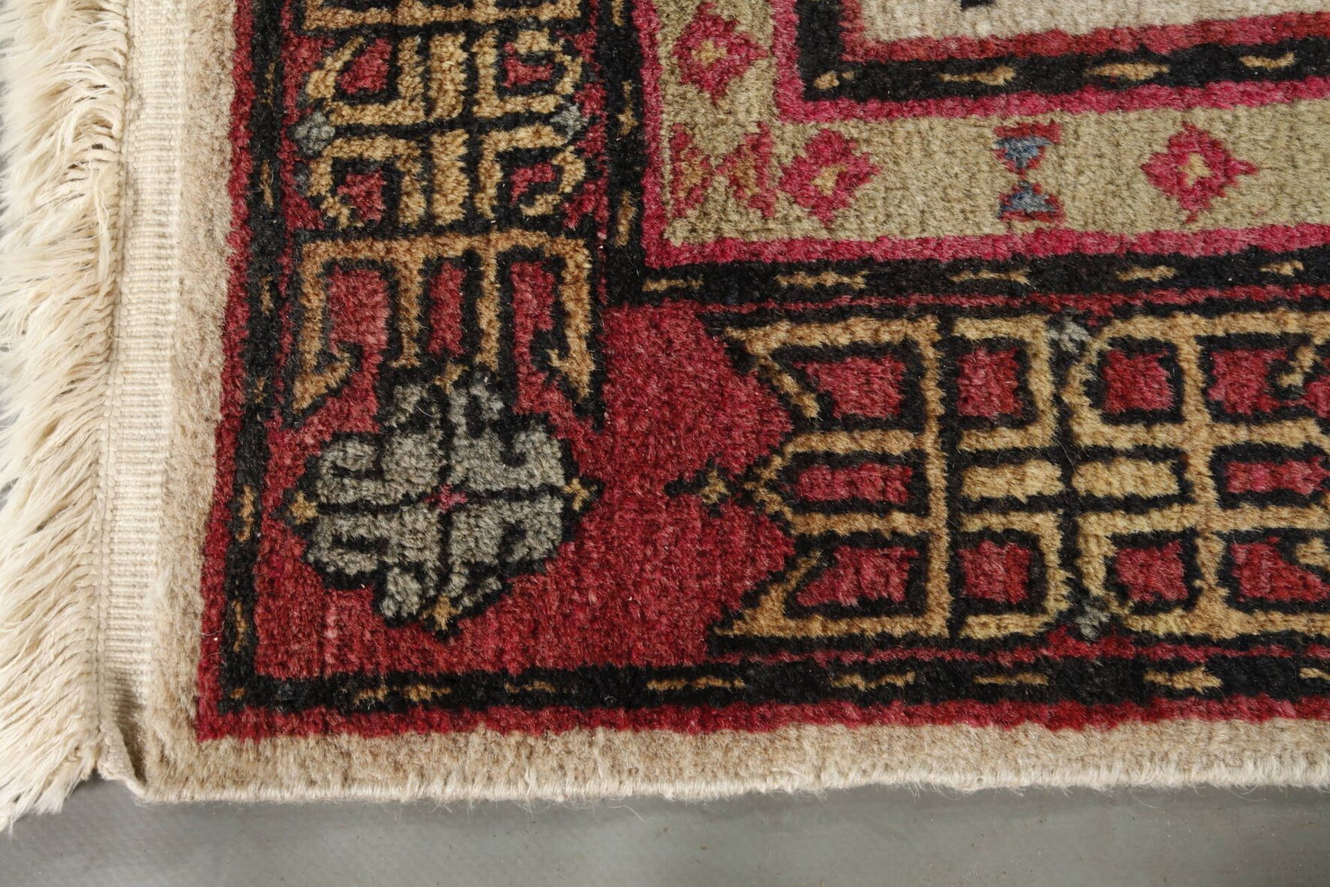 Teppich Iran2. Hälfte 20. Jh., helles Mittelfeld mit farbenfrohen Sternenmotiven verziert, gerahmt - Bild 2 aus 3