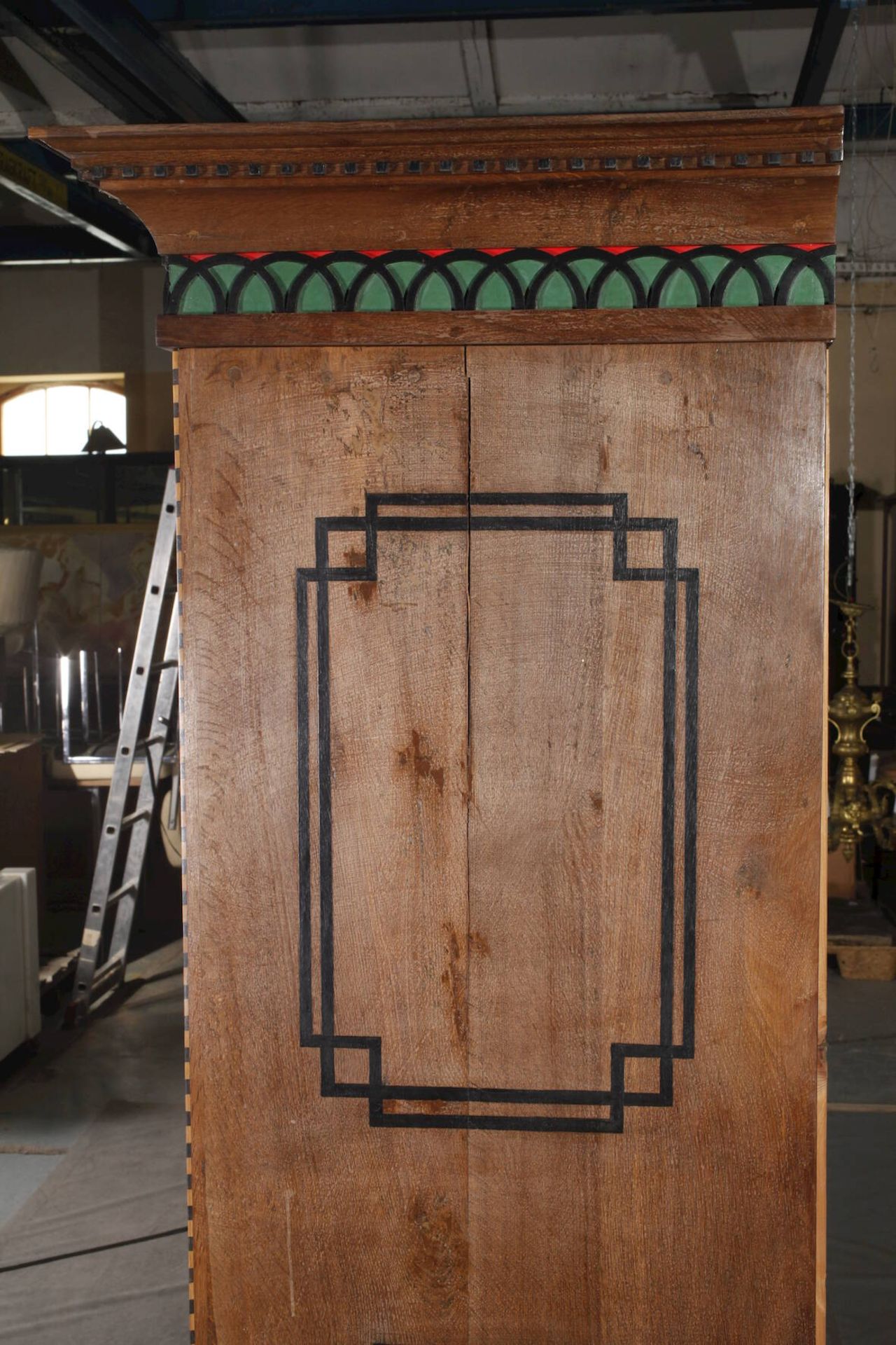 DielenschrankEiche massiv, 1. Hälfte 19. Jh., zerlegbarer zweitüriger Schrank mit ornamentalen - Bild 8 aus 10