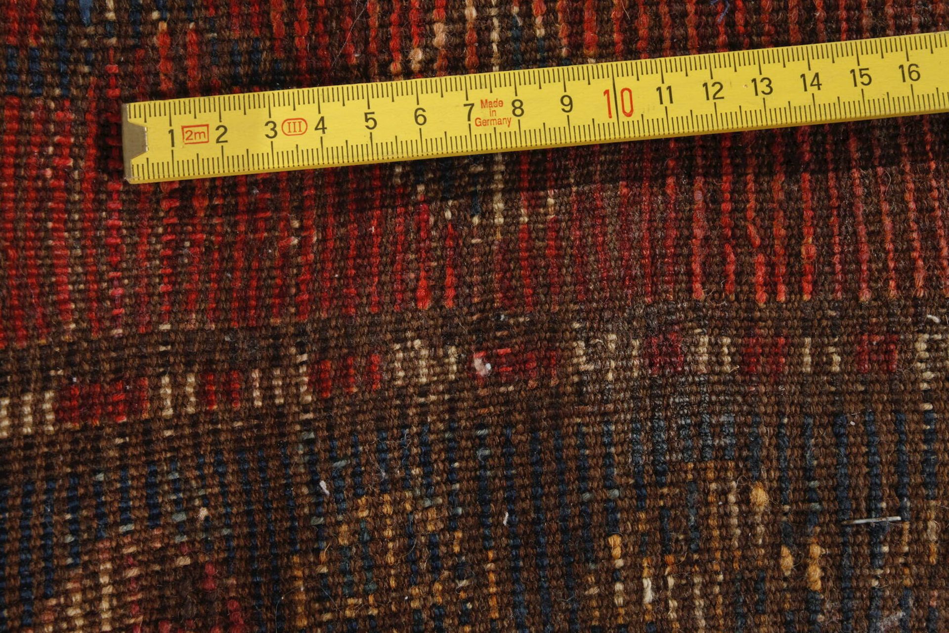 Teppich AnatolienMitte 20. Jh., kleiner Läufer in gedeckter Farbigkeit mit zwei zentralen - Bild 3 aus 3