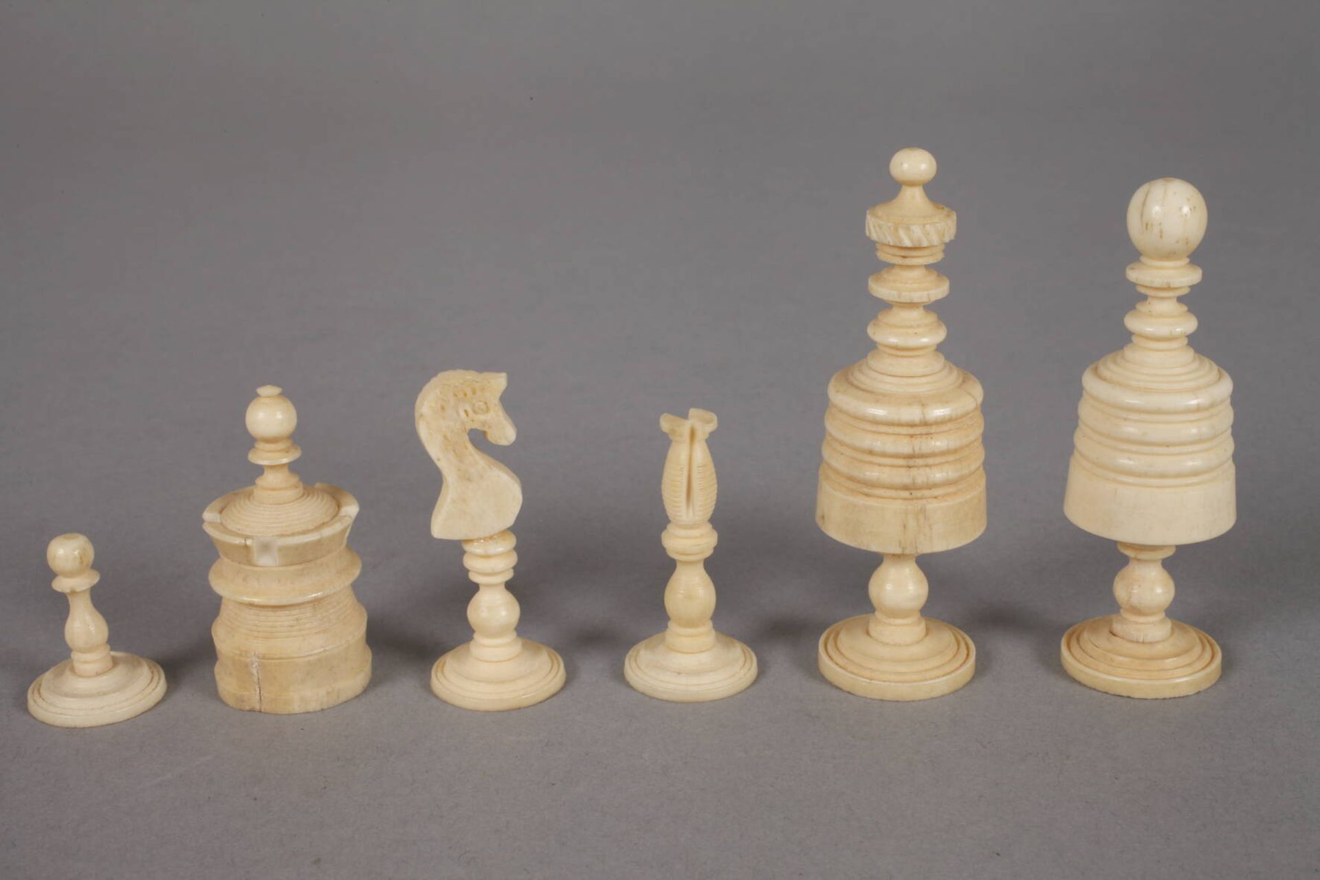 Schachspiel Bein19. Jh., mehrteilig gearbeitet und montiert, teils gedrechselt und farbig gefasst, - Bild 2 aus 4