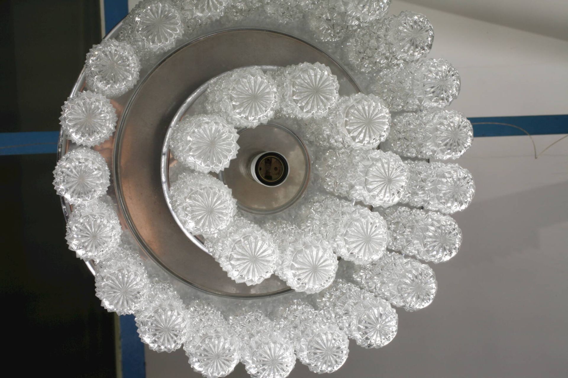 Deckenlampe Design1970er Jahre, verchromtes Metallgehäuse in Ringform, verziert von zahlreichen in - Bild 2 aus 5
