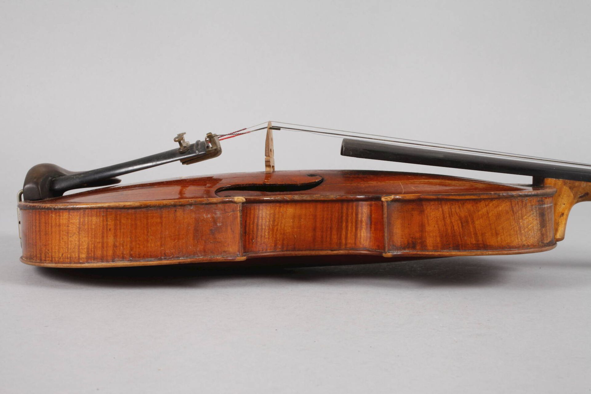 Violine19. Jh., ohne Zettel, ungeteilter, ungeflammter Boden in cognacfarbenem Lack, dreiteilige - Bild 5 aus 5