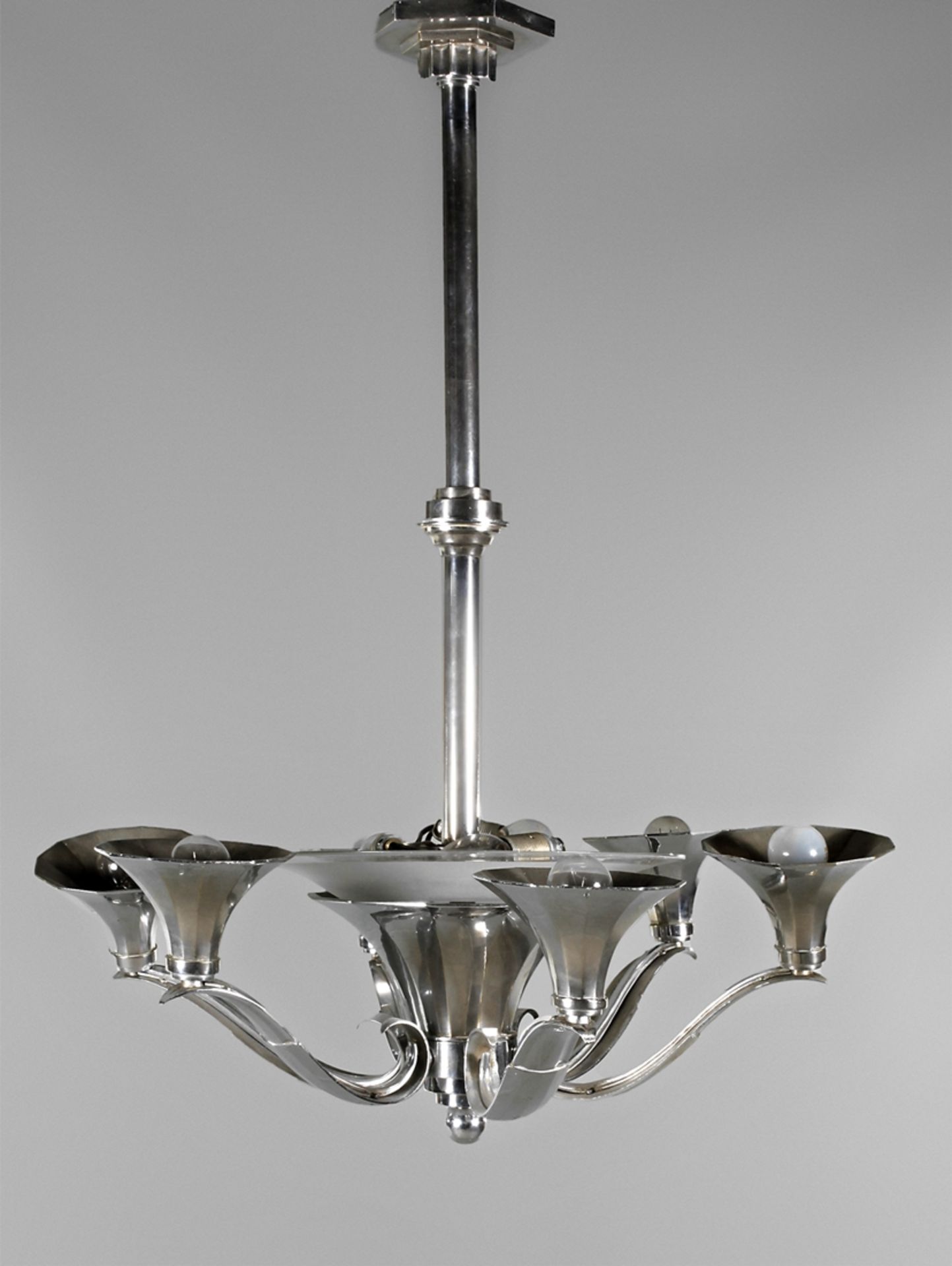 Deckenlampe Art découm 1930, verchromtes Metallgestänge mit zentralem trichterförmigen Schirm aus