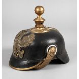 Pickelhaube Preußenum 1900, mit Artilleriespitze und Schuppenkette, Kokarden und Emblem,