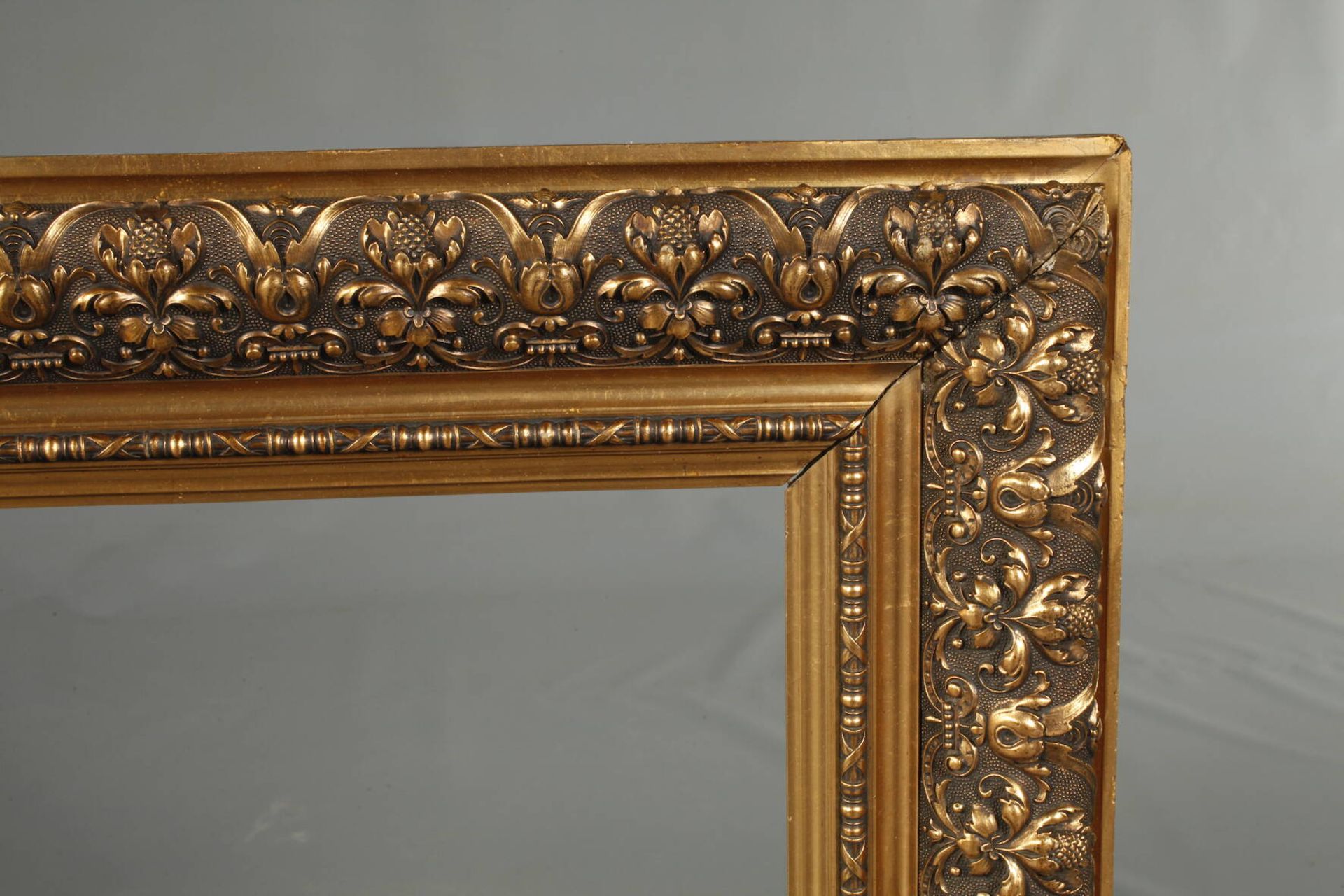 Opulente Goldstuckleiste19. Jh., reich mit Ornamentbändern verziert, Zapfen mit Blattmotiven und - Bild 2 aus 3