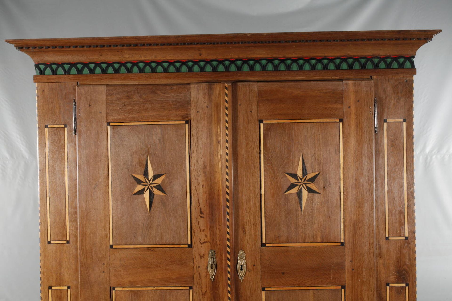 DielenschrankEiche massiv, 1. Hälfte 19. Jh., zerlegbarer zweitüriger Schrank mit ornamentalen - Bild 2 aus 10