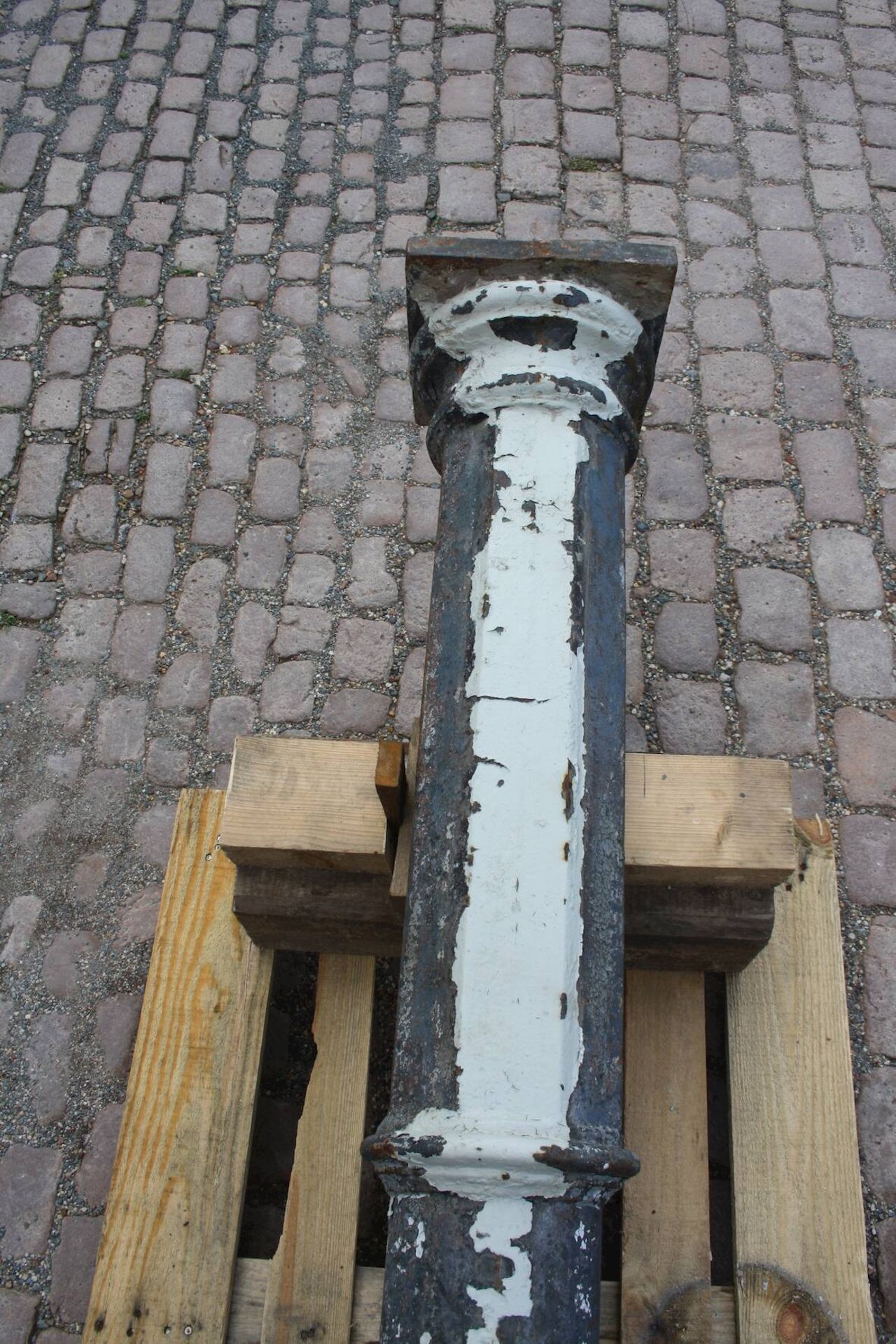 Bruchsäule Eisenum 1900, Korrosionsspuren, H erhalten ca. 257 cm, D Fuß 30 cm, D oben 16 cm. - Bild 3 aus 8