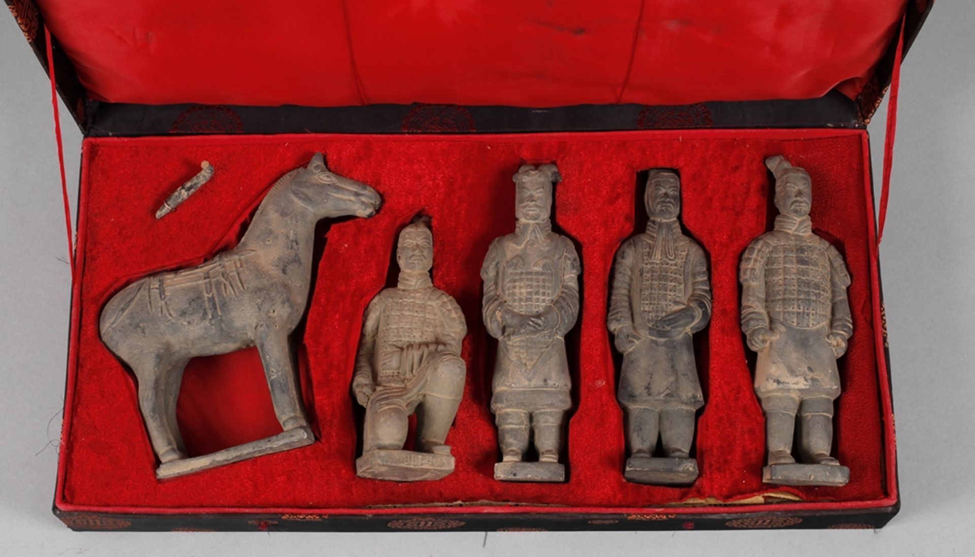 Fünf Tonfiguren im Etui2. Hälfte 20. Jh., ungemarkt, miniaturhafte Versionen von Kriegern und