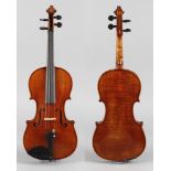 Violine1930er Jahre, ohne Klebezettel, geteilter, gleichmäßig geflammter Boden im gelblichen Lack,