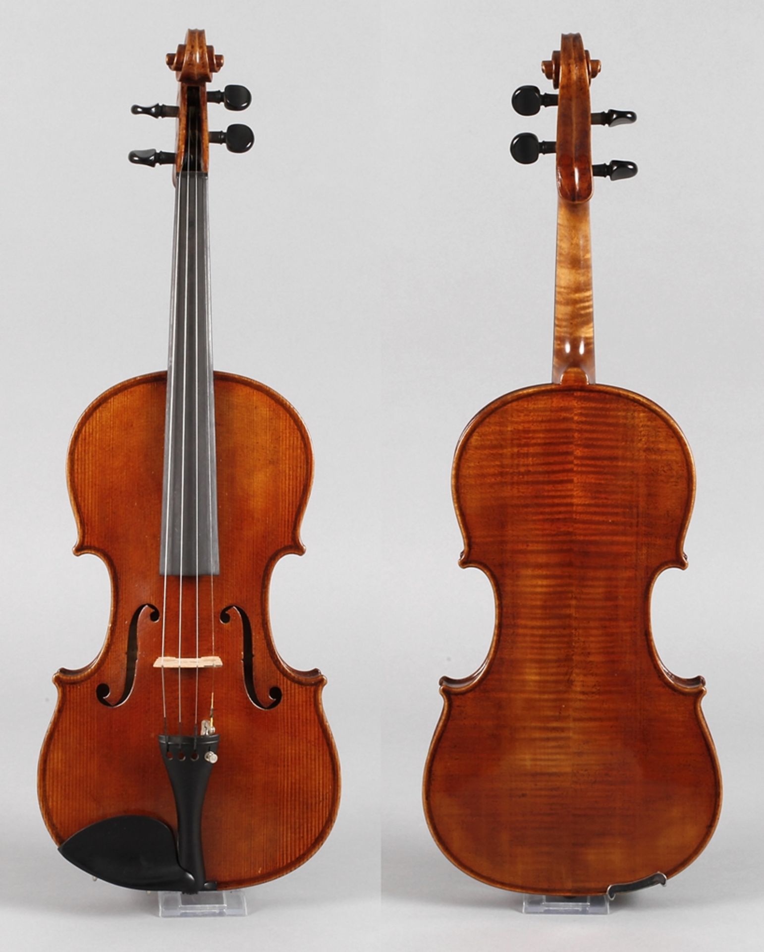 Violine1930er Jahre, ohne Klebezettel, geteilter, gleichmäßig geflammter Boden im gelblichen Lack,