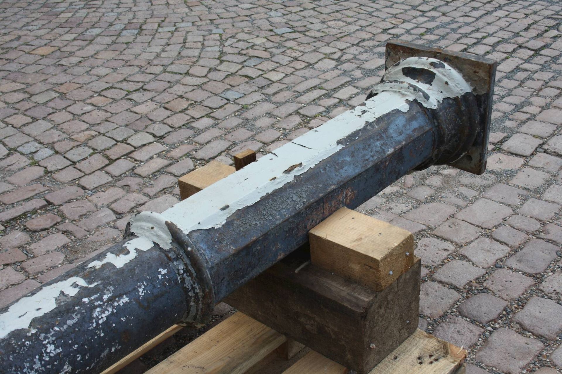 Bruchsäule Eisenum 1900, Korrosionsspuren, H erhalten ca. 257 cm, D Fuß 30 cm, D oben 16 cm. - Bild 8 aus 8