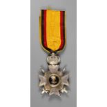 Fürstlich Reußisches Ehrenkreuz 3. Klasse mit Schwertern, an Bandstück, Tragespuren, G ca. 30 g.