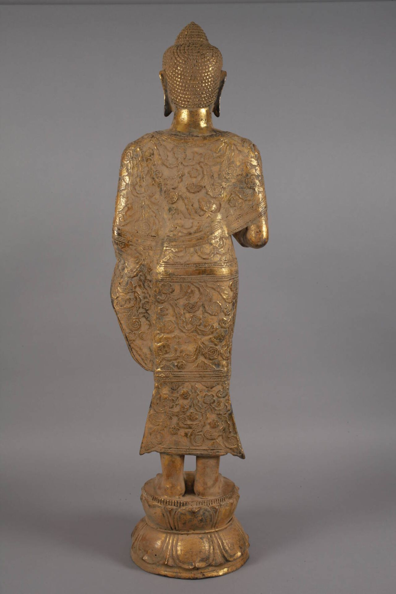 Großer stehender Buddha20. Jh., ungemarkt, Bronze dunkel patiniert und vergoldet, auf - Bild 7 aus 9