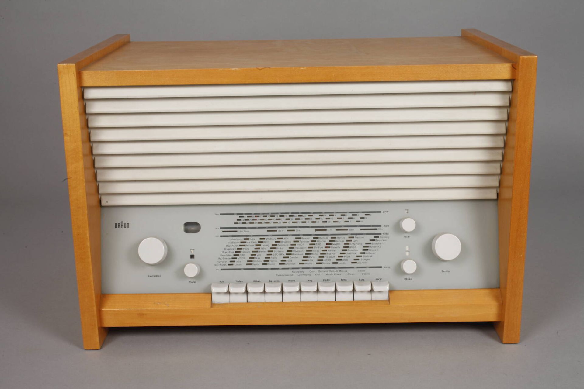 Radiogerät Braun 1957/58, Modell Super G11/62 Ch= RC62 - Braun, gemarkt, im Holzgehäuse mit weißen - Bild 2 aus 3