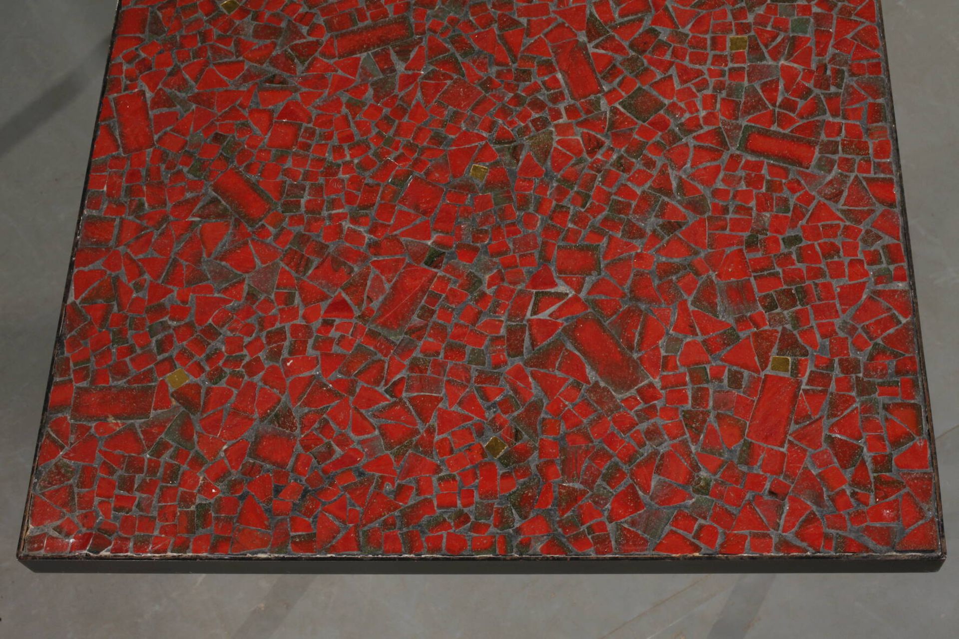 Mosaik-Couchtischdeutsch, 1960er Jahre, rechteckige Platte mit Glasmosaik in Rottönen, vereinzelt - Bild 3 aus 3