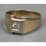 Herrenring mit Diamantum 1930, Gelbgold geprüft 750/1000 und Platin, sich zum 11 mm hohen Ringkopf