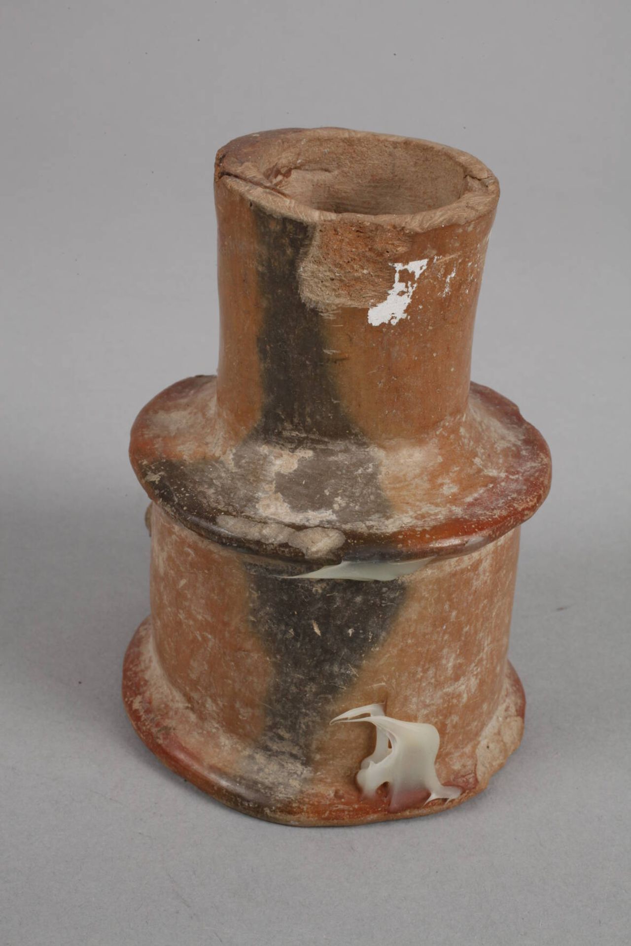 Sammlung präkolumbische Gefäßeeine Flasche mit figürlicher Applikation, eine dergleichen mit - Bild 3 aus 21