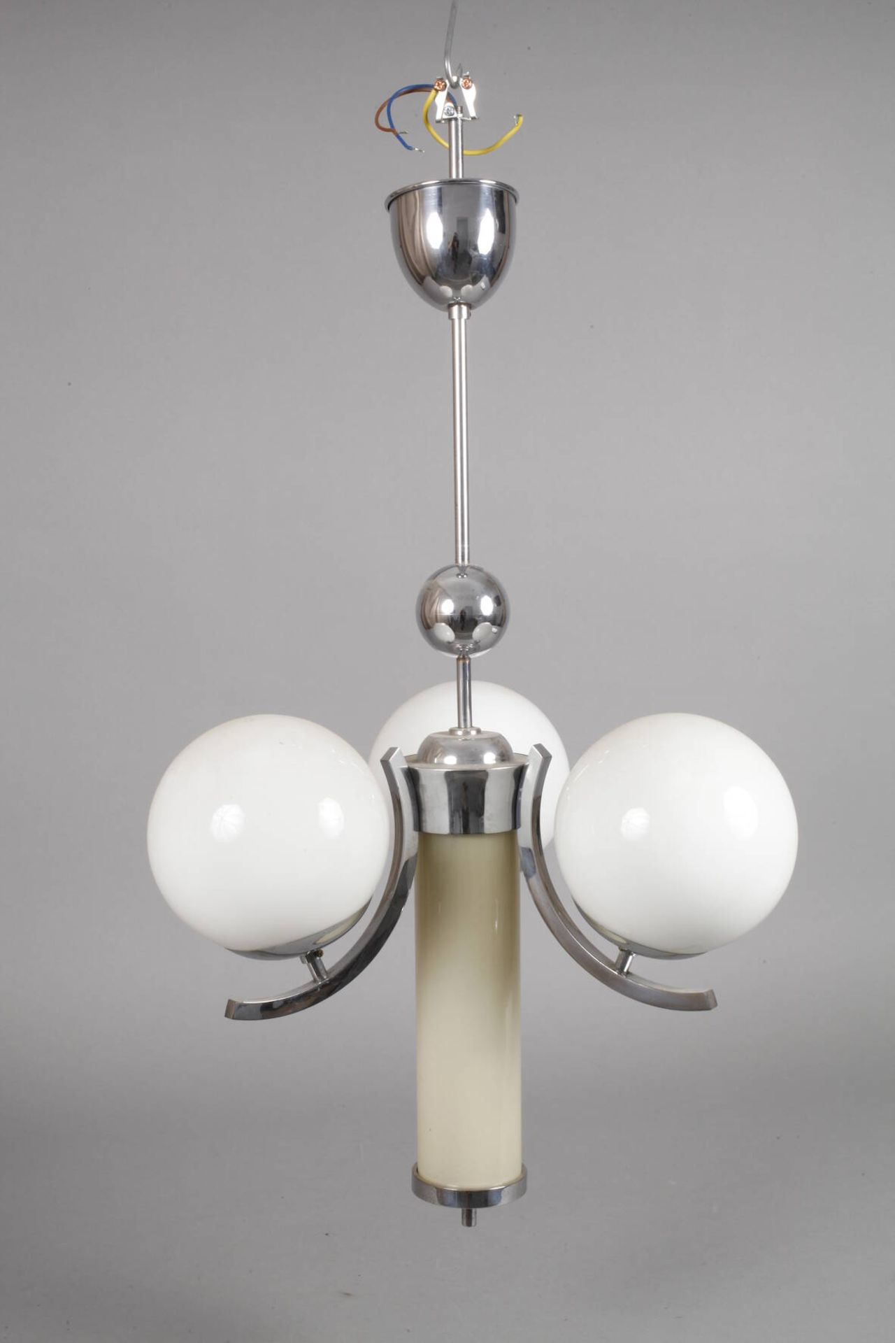 Drei Deckenlampen Art déco1920er Jahre, verchromte Metallgestänge mit jeweils drei kurzen, c- - Bild 5 aus 8