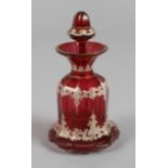 Flakon Spätbiedermeierum 1860, farbloses Glas, rot gebeizt, zehnfach facettiert, mit auskragendem