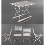Gartentisch und vier Stühle1920er Jahre, klappbare Eisengestelle, geschwungene Sitze und Lehnen